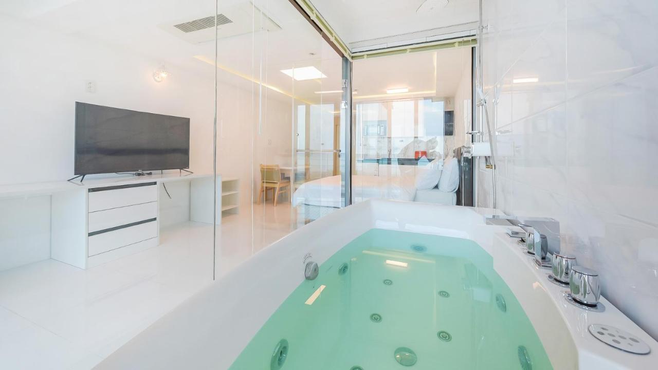 Castle Pool Resort Чечжу Екстер'єр фото