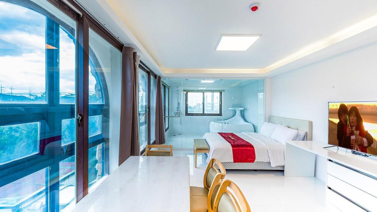 Castle Pool Resort Чечжу Екстер'єр фото